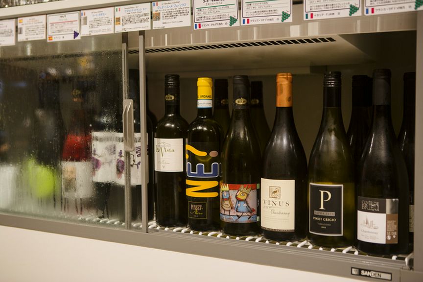 豊富に揃うワインや紹興酒はどれでも一本2900円