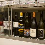 ワインや紹興酒は、冷蔵庫から各自直接取り出すスタイル。2900円均一（一部商品除く）といううれしい価格設定とも相まって、自宅にいるように気軽に楽しむことができます。