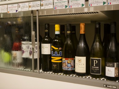 豊富に揃うワインや紹興酒はどれでも一本2900円