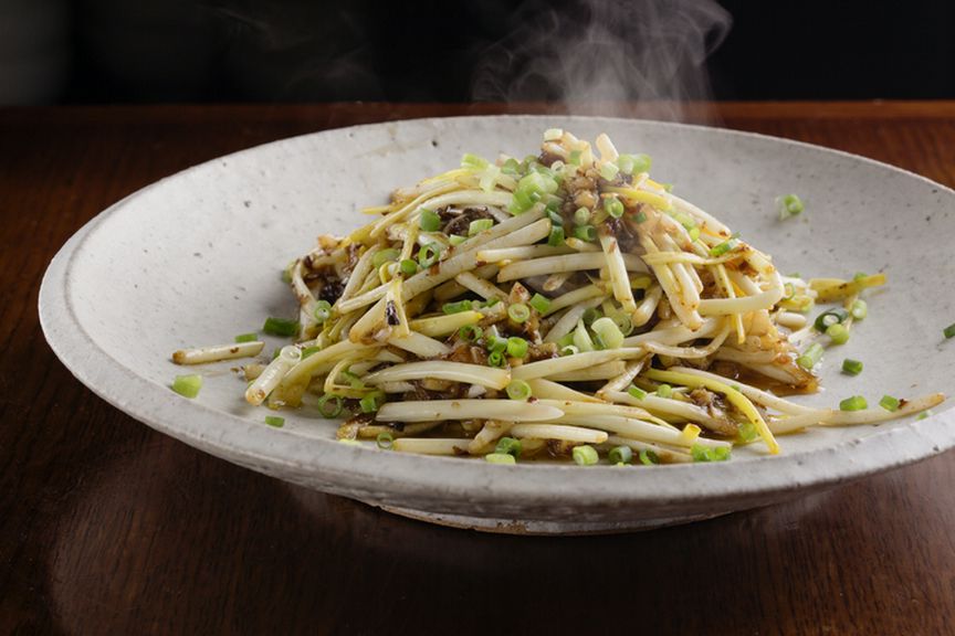 不思議な食感と香ばしい醤の風味が際立つ『黄金幸菜と蝦の台湾エシャロット醤炒め』