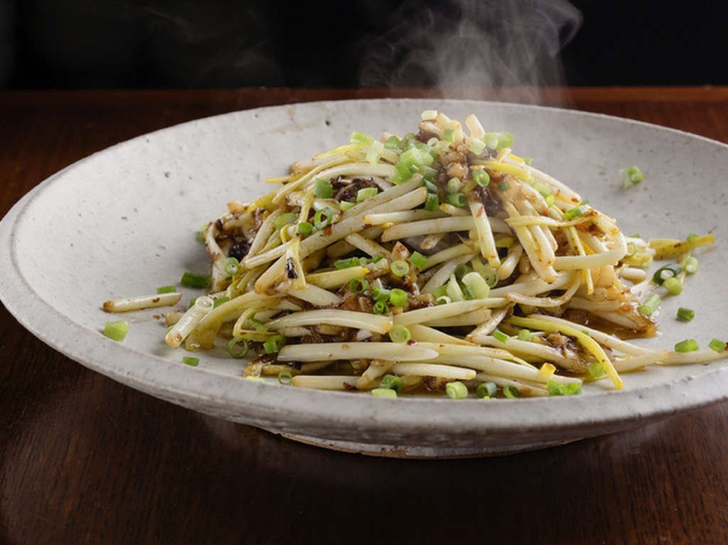 不思議な食感と香ばしい醤の風味が際立つ『黄金幸菜と蝦の台湾エシャロット醤炒め』