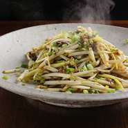 柔らかさとシャキッとした食感を両立する黄金雪菜。香ばしいエシャロット醤と合わせることで、その上質な甘みがいっそう際立ちます。プリっとしたエビの旨みも絶妙。