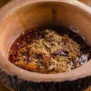本場四川省では串に刺してファストフードのように楽しまれる『鉢鉢鶏』。練りゴマ、黒酢などのタレでじっくり煮込んで柔らかく仕上げ、木鉢に盛りつけるのがこちらのスタイル。
