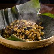 ささげの漬物を食材ではなく、調味料として捉えた炒め物。柔らかくやさしい味わいでありながら、食べ進めるごとに重層的なおいしさが口中に広がります。