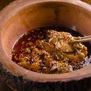 スパイスのタレでボイルした鶏を練りゴマ、黒酢などと一緒に煮て仕上げる『鉢鉢鶏』は、四川省自貢市の名物料理。よだれ鶏の原型ともいわれる逸品で、ピリッとした麻辣風味が決め手になっています。