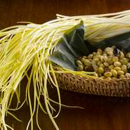 日光に当てずに軟化栽培した「葉にんにく」や契約農家から届く「発芽大豆」など、変わった野菜もいろいろ。豪快なイメージの強い中華料理ですが、実はその6割が野菜料理。その多様性をさまざまな野菜で再現します。