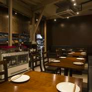 天井が高く開放感のある店ですが、元は廃墟（笑）。肩肘張ってお食事をする店ではありませんので、ご自由なスタイルでお寛ぎください。大勢でいらして頂くとより楽しめると思います。