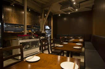 高い天井と飾らない雰囲気が演出する、賑やかに楽しめる空間