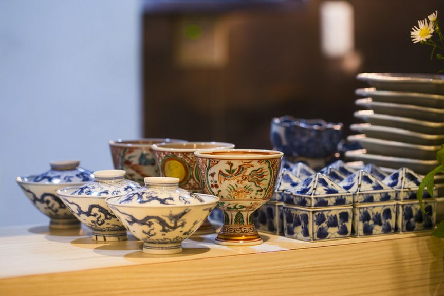 中国を想起させるこだわりの和食器が料理を引き立てます