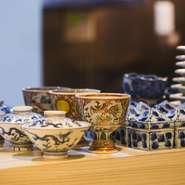 使用される器は、骨董好きのシェフが収集した希少品や作家に特注した磁器。四季を感じさせつつ、少しだけ中国の雰囲気も感じさせるもの、という難しい条件を追求しています。