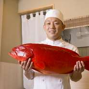 2年前のオープンから毎朝欠かすことなく築地に訪れて鮮魚や野菜を仕入れ。日々変わりゆく市場の品揃えを見ながら、新たな料理やコース展開のアイデアを練ります。