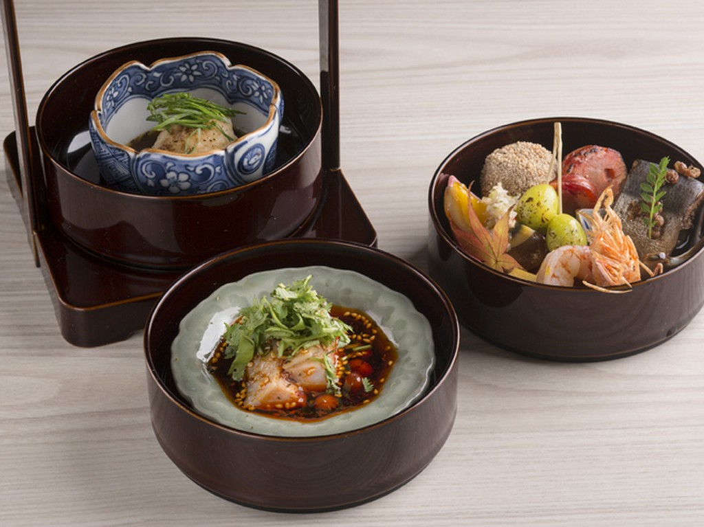 すべてのコースで登場する旬菜を盛り合わせた『三段前菜』は店の名刺代わり