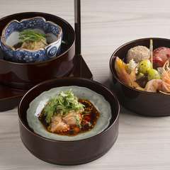 すべてのコースで登場する旬菜を盛り合わせた『三段前菜』は店の名刺代わり