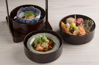 すべてのコースで登場する旬菜を盛り合わせた『三段前菜』は店の名刺代わり