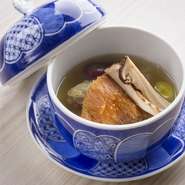 乾物や旬の食材が入る中国の伝統料理を、小鉢で椀仕立てにアレンジ。フカヒレ、すっぽん、松茸、銀杏、貝柱などが入る。季節により具材は異なります。