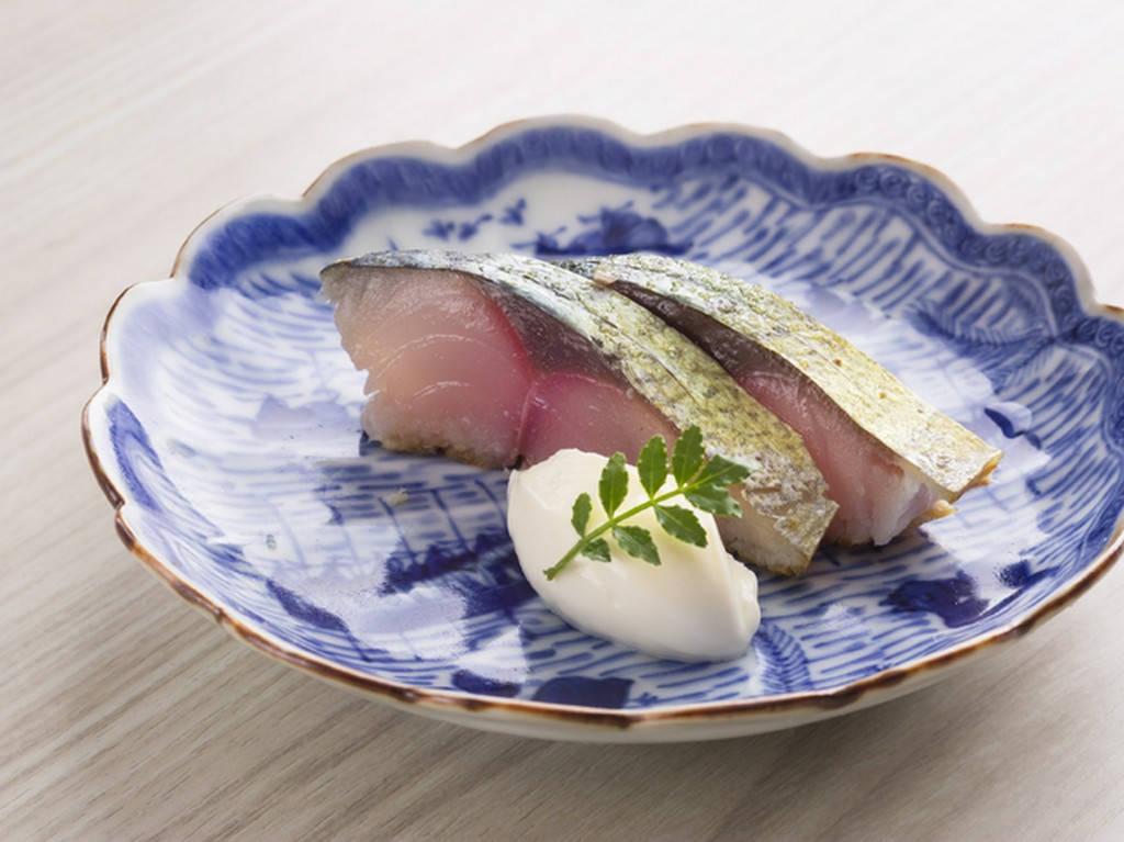 黄金に輝く『〆鯖の杭州風燻製』は、サワークリームを添えてさっぱりと