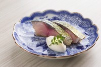 黄金に輝く『〆鯖の杭州風燻製』は、サワークリームを添えてさっぱりと