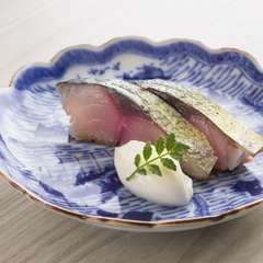黄金に輝く『〆鯖の杭州風燻製』は、サワークリームを添えてさっぱりと