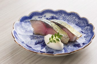 黄金に輝く『〆鯖の杭州風燻製』は、サワークリームを添えてさっぱりと
