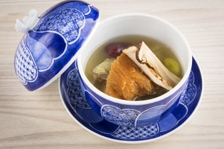 中国の伝統料理、佛跳湯に和の食材やエッセンスを加える