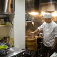 割烹のようにカウンターで向き合うでもなく、洋食のようにソムリエがいるわけでもない中華料理では、サービスは大きな課題。客席全体に目を配り、自然体でくつろいで頂けるように心がけています。