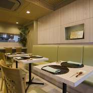 落ち着いた抹茶色の壁紙と、白い家具、壁には骨董の和食器。狭い店内ではありますが、日本のお客様がほっと安らげる和の雰囲気を大切にしています。