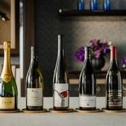 高名ドメーヌなど憧れのワインも多数揃っていますが、飲み慣れていないというゲストでも安心して頼めるワインペアリングが３種9,800円、４種12,300円、5種13,600円と明瞭な価格で用意されています。