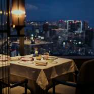 東京湾に続く東京のランドスケープと、時間と共に色が変わっていく美しい空の色など、季節や時間によっても表情が違う景色が堪能でき、美食の記憶と共に思い出深い時間を過ごすことができます。