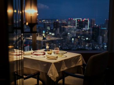 45階、全面ガラス張りの解放感と窓から広がる景色が圧巻