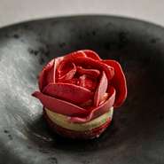 小林圭氏のスペシャリテとして人気のヴァシュランをペストリーシェフの小堀真弓さんが花びらのメレンゲに仕立ててアレンジ。ゴージャスですが味わいは繊細で軽やか。同店でしか食べられないオリジナルです。