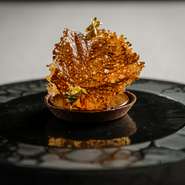 チョコレートは、ヴァローナ社のセミビター、フルーティな酸味のあるもの、持続性のある香りがあるもの３種をブレンド。枯れ葉をモチーフにした、季節感のあるパリパリのチュイルを崩しながら頂きます。