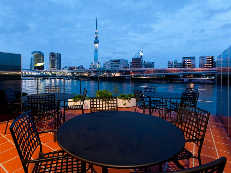 墨堤にせり出すテラス席で東京版川床気分