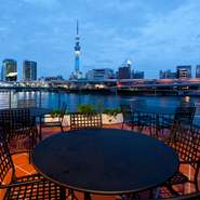 天気のいい日にはテラス席も素敵です。目の前を隅田川が流れていて、川面を行く水上バスや屋形船、スカイツリーと、浅草駒形ならではの風景が広がっています。夜景も美しく、春の桜、夏の花火大会も楽しめます。