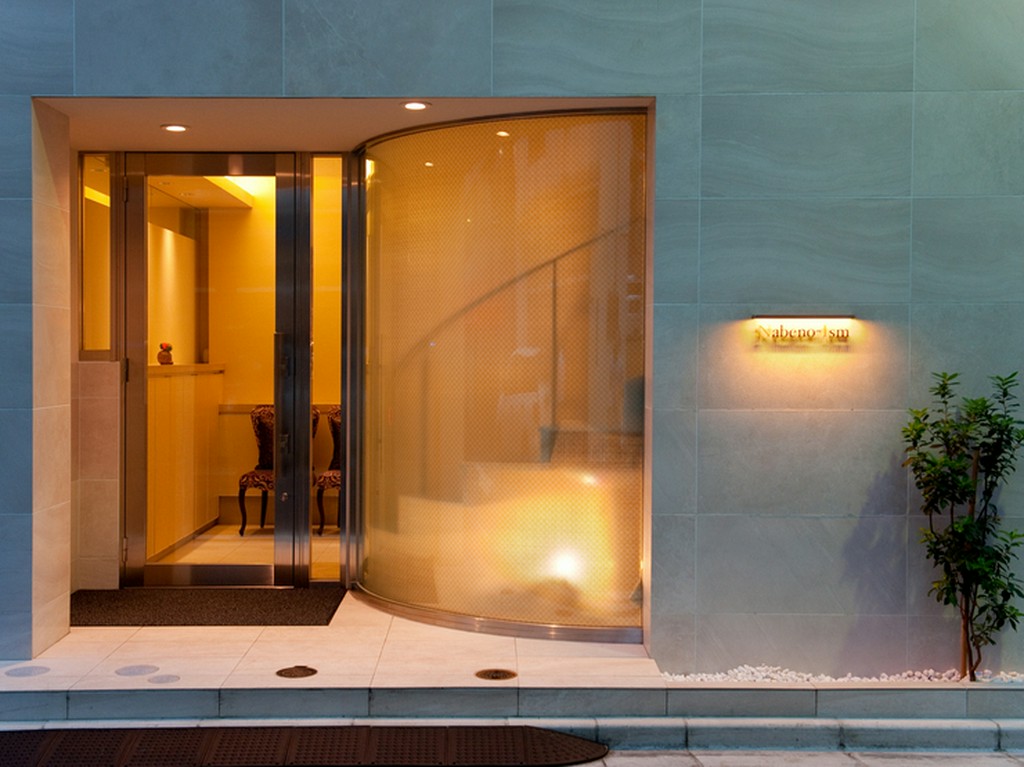 エントランスを入って最初に目に入るのは厨房