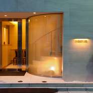 厨房はガラス張り。お店にいらした時、お帰りになられる際に調理場を見ていただけるつくりです。なかでも一番目立つ場所にはフランス料理の特徴でもあり、フレンチのシェフ最強の相棒でもある銅鍋を掛けています。