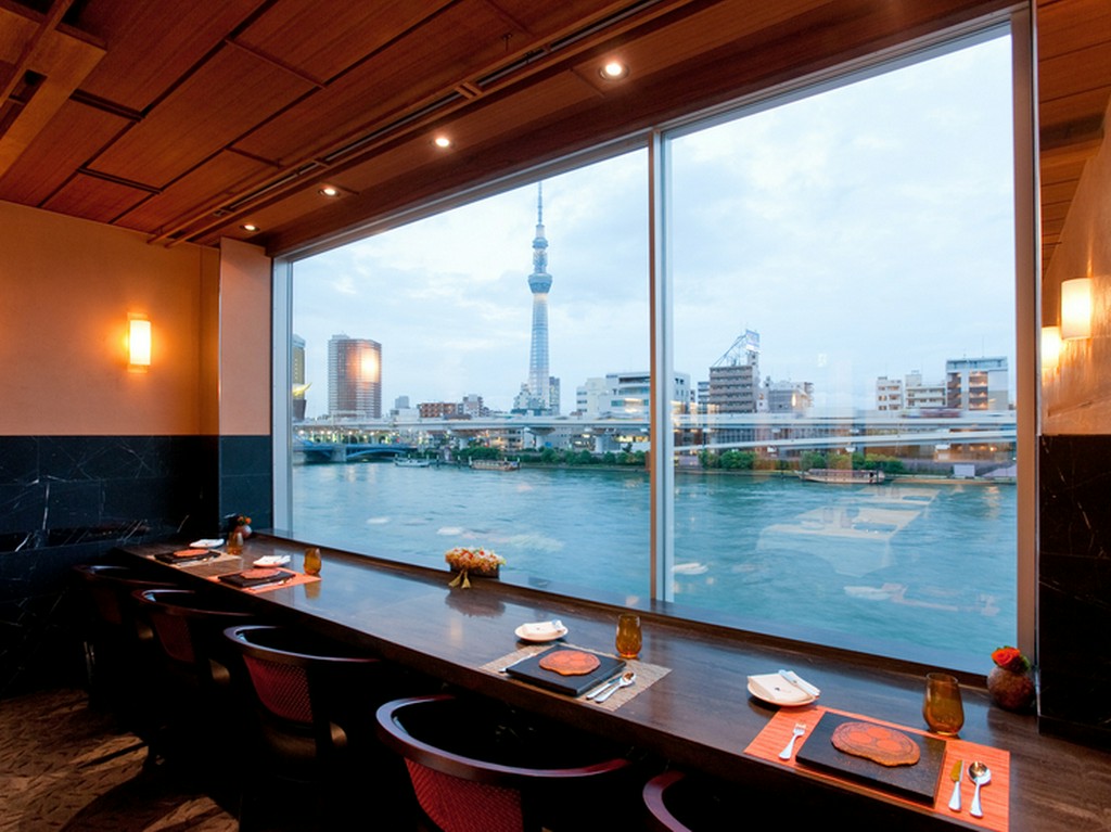 3階には窓に面したカウンター席を用意