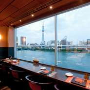 店のテーマカラーは、人を元気にさせるオレンジ。インテリアはエレガントでありながら、どこかモダンな印象です。3階には、天候を気にすることなく、河畔の景色が楽しめるカウンター席をご用意しています。