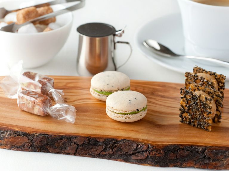 季節を感じるデセールと、駒形らしい小菓子を