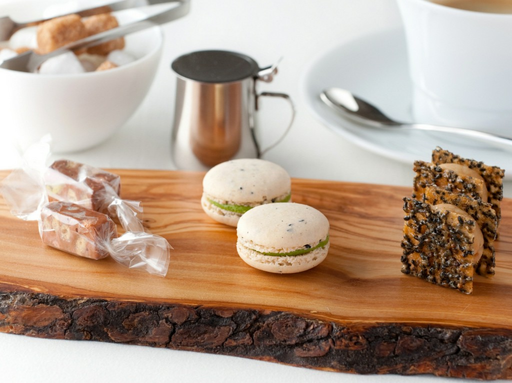 季節を感じるデセールと、駒形らしい小菓子を