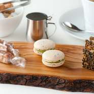 デセールや小菓子にも【浅草壽々喜園】の抹茶や小桜のかりんとうなど、地元の老舗の食材を使用しています。また、コーヒー豆は日本堤のバッハコーヒーが焙煎しているものです。