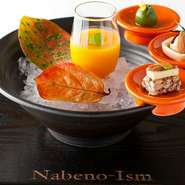 シェフの家紋で店のロゴでもある渡辺星を思わせるアミューズです。中央のグラスは完熟柿と豊水梨のガスパチョ。スナックは浅草の老舗のおこしやモナカの皮を用いていますが、食せばフレンチ。店を象徴する一皿です。