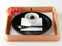 【ほそ川】のそば粉を用い、ソース・エミュリュッショネの技法で炊き上げたそばがきと、奥井海生堂蔵囲い2年物昆布のジュレ、アキテーヌ・キャビア、ウォッカクリーム、おろしたてワサビのコンビネゾン。