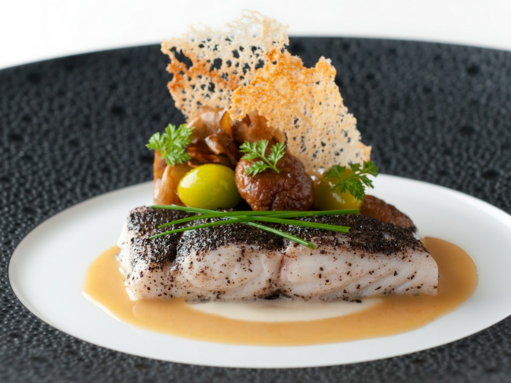 天然紅葉鯛、根セロリのピュレとソースアルベールを添えて