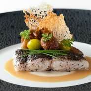 トランペット茸の香りをまとった天然鯛は、しっとり、ふっくらと加熱され、茸の香りと旨味を湛えたアルベール、滑らかな根セロリのピュレとのコンビネゾンも抜群です。添えられた茸、栗、銀杏にも秋を感じます。