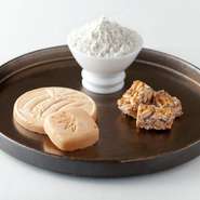 【ほそ川】が厳選、保管、製粉した挽きたてのそば粉を、毎朝、両国でピックアップしてきます。これを熱伝導のよい銅鍋で炊き、前菜の『ソース・エミュリュッショネの技法で炊き上げたそばがき』としてお出しします。