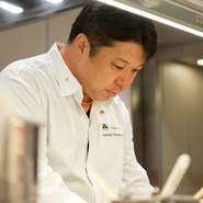 常々「大事な家族が席に座っていると思いなさい」と伝えています。もちろんプロとしての立場やスキルは重要ですが、フロア4人、厨房に立つ6名ともにお客様を家族と思い大切におもてなししています。