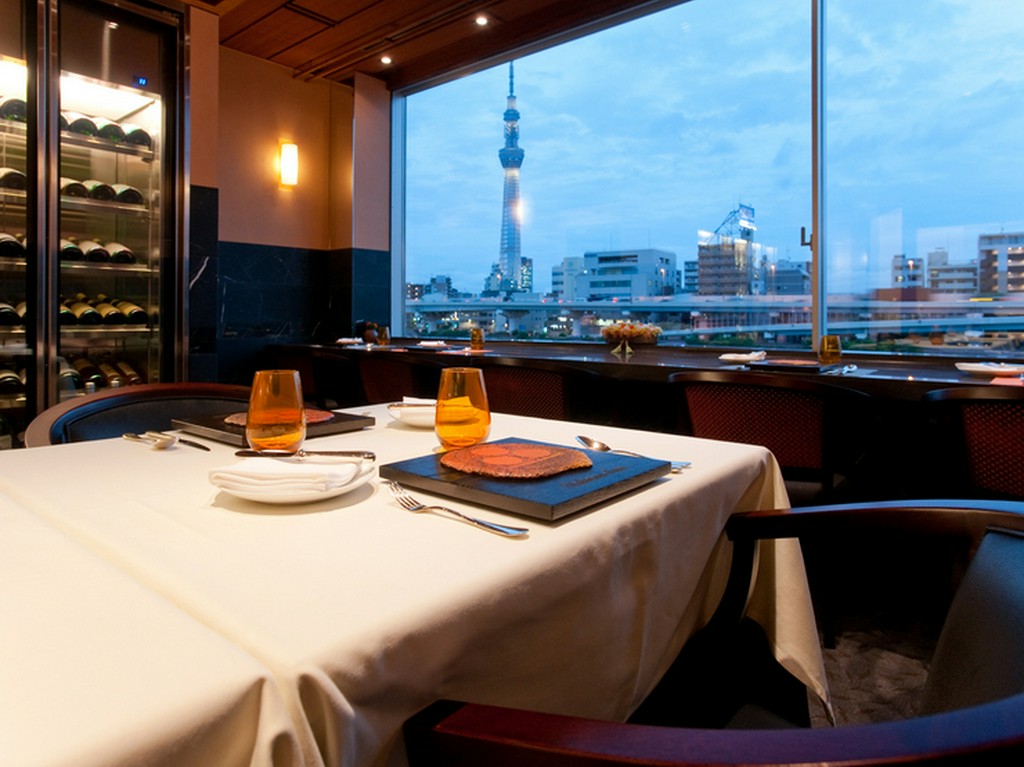 夜景を眺めてロマンティック・ディナー