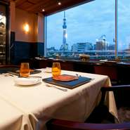テラス席で夜景を見ながらの食事はカップルにおすすめです。予約時に当日の天気がわからなくても大丈夫。テラスと同数の席を室内にも確保しています。また、お一人様でも楽しめる窓に面したカウンターもあります。
