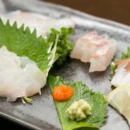 採れたて釣りたての、新鮮で美味しい食材を厳選。農園から直接仕入れた無農薬野菜は、素材本来の旨味や旬の美味しさを存分に引き出し、格別の味わいに。お酒も、隠れ酒や秘蔵酒など豊富に取り揃えています。