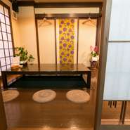木の温もりを感じる落ち着いた和モダンな雰囲気の中、靴を脱いでリラックス。心が和み、こだわりの旬の食材を使った美味しいおばんざい料理が堪能できます。個室で、プライベート空間を確保することも可能です。